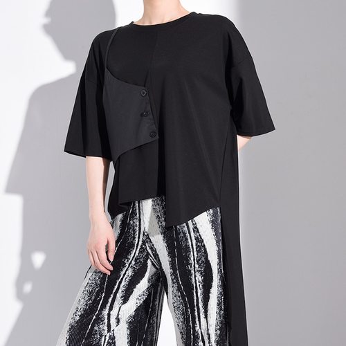 [EAM] 여성 블랙 대비 색 불규칙한 빅 사이즈 티셔츠  라운드 넥 반 소매 패션 조수 봄 여름 1W220